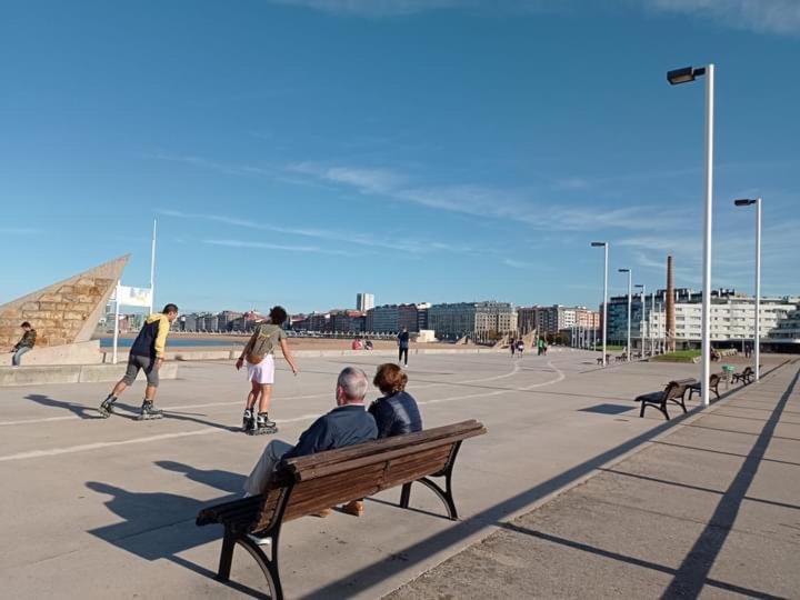 Poniente Beach Хихон Екстериор снимка